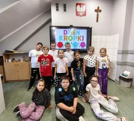 Dzień Kropki w Kamieńcu Ząbkowickim – uczniowie pokazali, że każdy jest artystą
