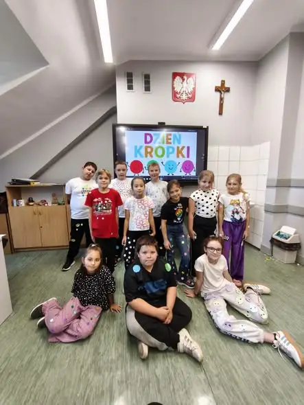 Dzień Kropki w Kamieńcu Ząbkowickim – uczniowie pokazali, że każdy jest artystą