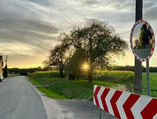 Nowe lustra drogowe w Jasienicy poprawiają bezpieczeństwo na zakręcie
