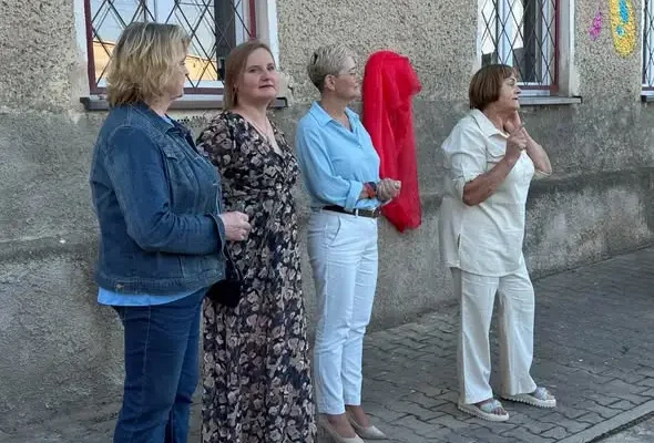 Bogdan Ziętek upamiętniony na elewacji świetlicy w Brzeźnicy