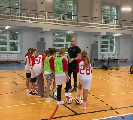 Pierwszy trening klas sportowych w Kamieńcu Ząbkowickim z trenerem DZPN