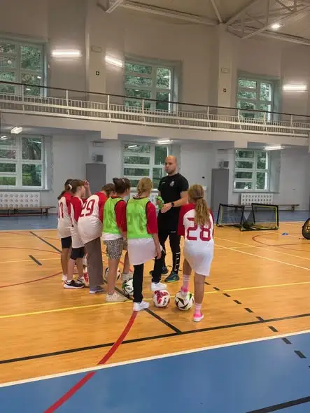 Pierwszy trening klas sportowych w Kamieńcu Ząbkowickim z trenerem DZPN