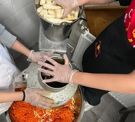 Uczniowie klasy 1a BS ćwiczą obróbkę warzyw i kontrolę jakości w praktyce