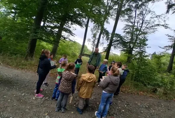 Klasa 1a odkrywa tajemnice lasu – wycieczka do Szkoły Leśnej w Bielawie
