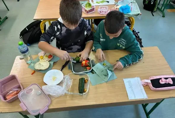 Uczniowie sami przygotowali kolorowe kanapki i rozmawiali o zdrowym odżywianiu
