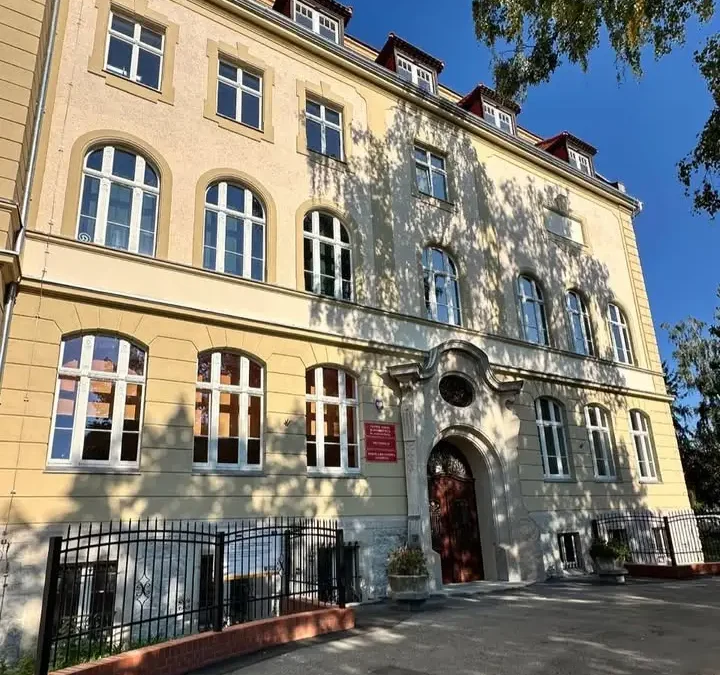Wycieczka klas 1B i 1C w Góry Bardzkie – integracja, historia i ognisko