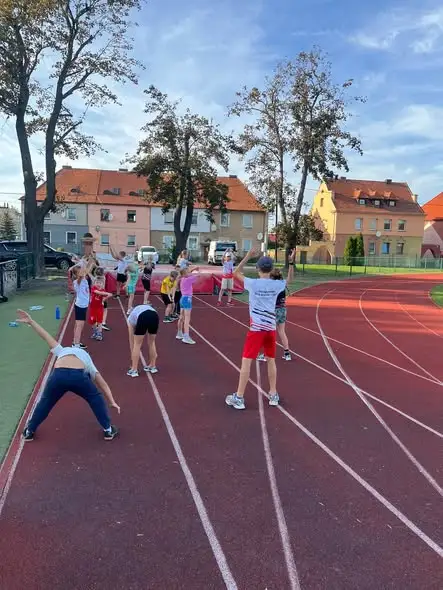 Treningi lekkiej atletyki w Ziębicach – dołącz do grup trenujących na świeżym powietrzu