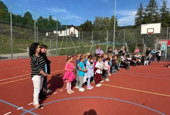Próbna ewakuacja w szkole w Bardzie z udziałem strażaków z Ząbkowic Śląskich