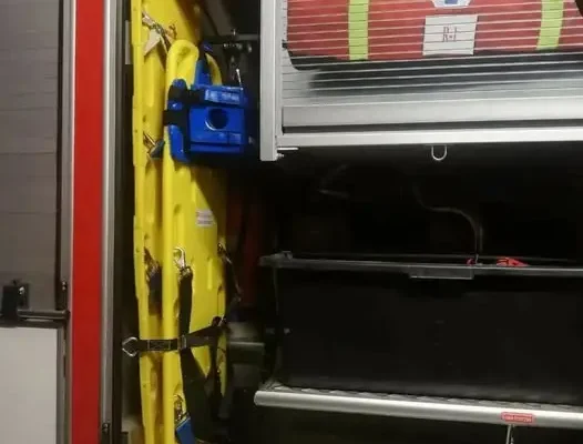 Mężczyzna spadł z wysokości w Płonicy. Interweniowały służby ratunkowe