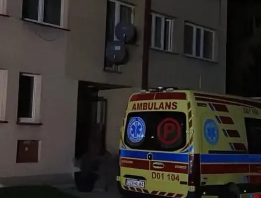 Pożar kosza na śmieci w Złotym Stoku. Strażacy udzielili pomocy poszkodowanej osobie
