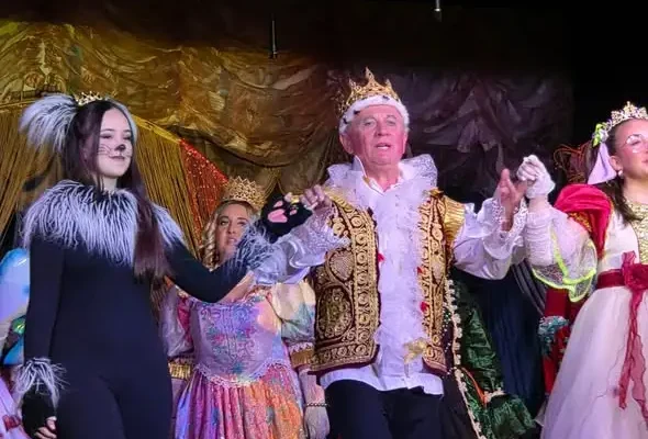 „Król Bul” ponownie na scenie MCK w Kamieńcu Ząbkowickim – teatr rodziców zachwycił publiczność