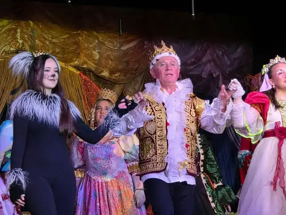 „Król Bul” ponownie na scenie MCK w Kamieńcu Ząbkowickim – teatr rodziców zachwycił publiczność