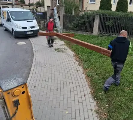 Krzyż przy skrzyżowaniu ulic Głównej i Mickiewicza w Bardzie wrócił na swoje miejsce