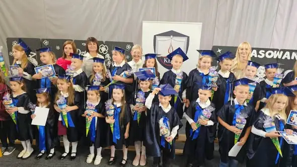 Pasowanie pierwszoklasistów w Bardzie z okazji Dnia Edukacji Narodowej