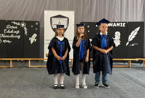Dzień Komisji Edukacji Narodowej w Szkole Podstawowej w Bardzie – pasowanie pierwszoklasistów i Złote Iskry KEN