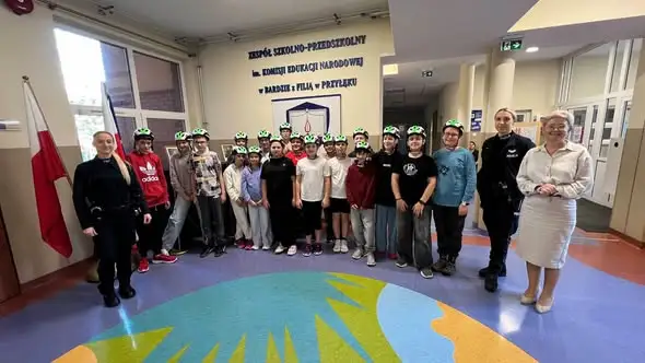 Uczniowie z Barda otrzymali kaski rowerowe w ramach programu „Kask dla bezpieczeństwa młodego rowerzysty”