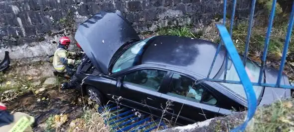 Auto wypadło z drogi i wpadło do potoku na DK46 w Mąkolnie